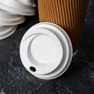 ढक्कन के साथ गर्म और ठंडा कप